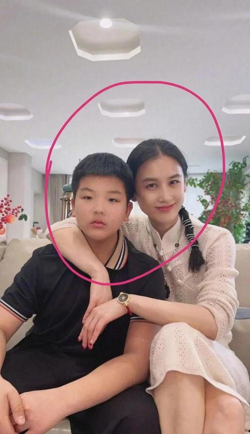 娱乐吃瓜女朋友非常的合适,吃瓜女友们的甜蜜日常